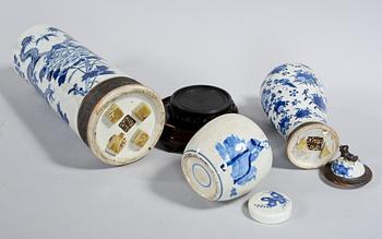 VAS, LOCKURNA samt LOCKBOJAN, porslin, Kina, 1900-tal.