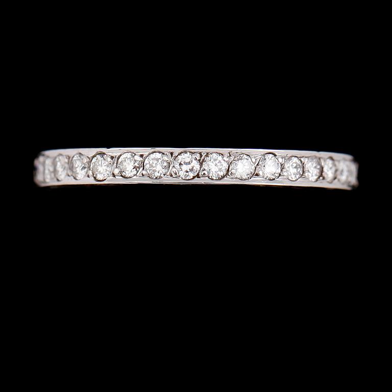 ALLIANSRING, 18 k vitguld, briljantslipade diamanter tot ca 0.66 ct.