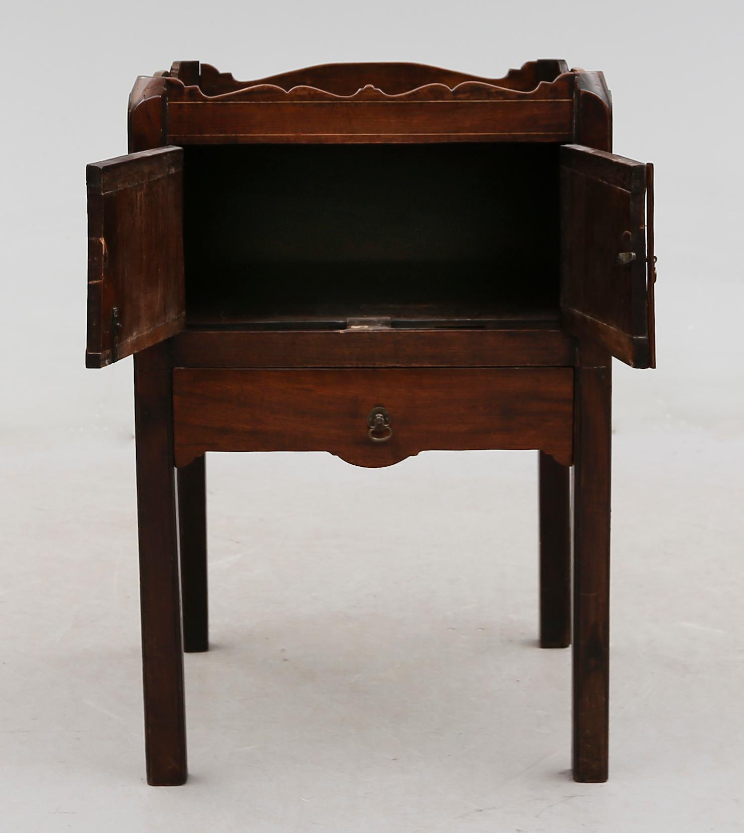 POTTSKÅP, England, 1800-tal.