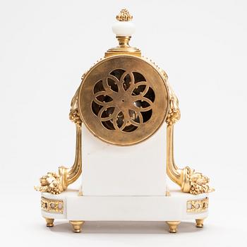 BORDSPENDYL, Japy Frers, Paris, förgyllt brons och marmor. Medale D´honneur ca. 1890-tal.