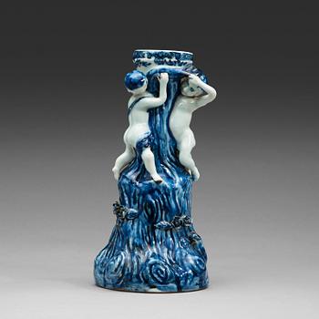 359. A blue and white base to a lemonbasket, Qing dynasty, Qianlong (1736-95).