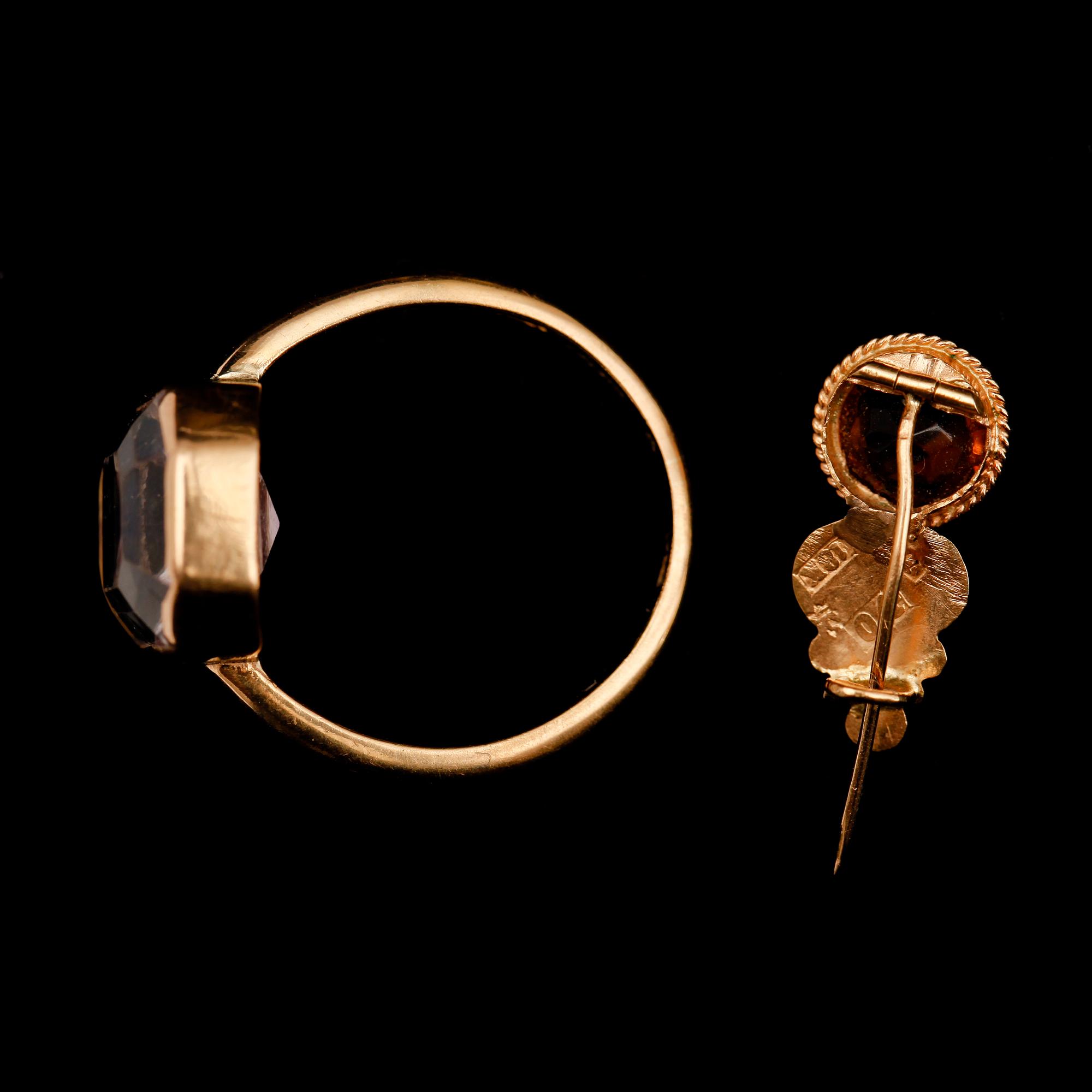 RING OCH BROSCHNÅL, 18 k guld. Tot vikt 4 g.
