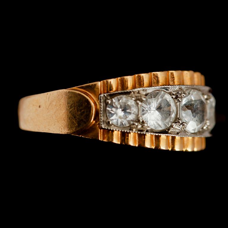 RING, 18 k rödguld, med 5 fasetterade vita stenar, 1954. Total vikt ca 3 g.