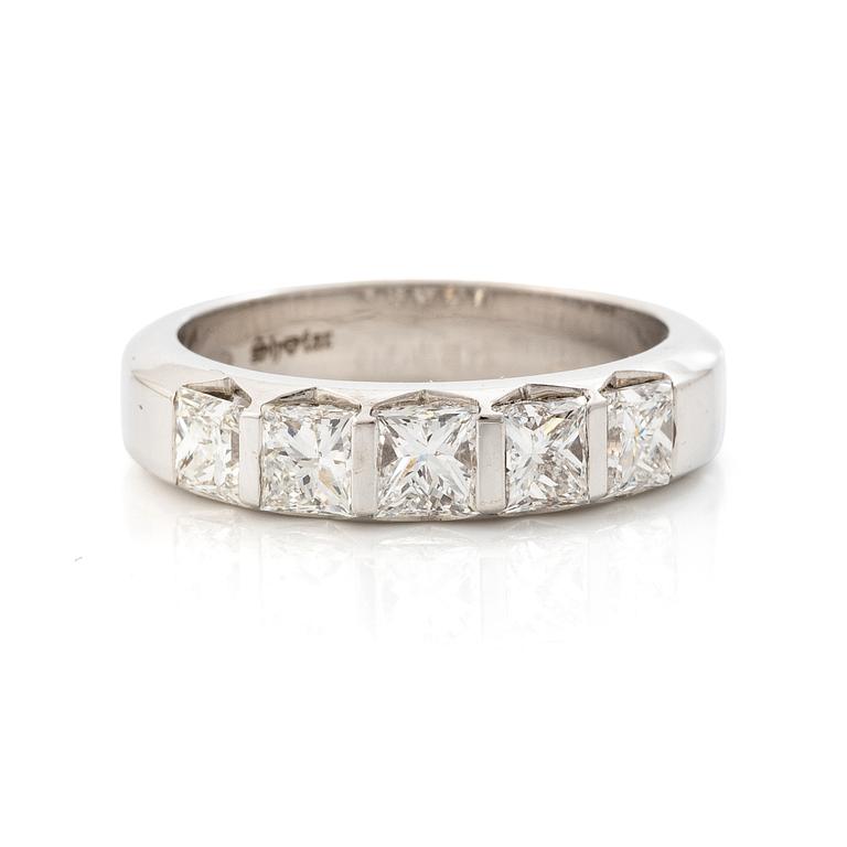 Ring 14K white gold with princess-cut diamonds.