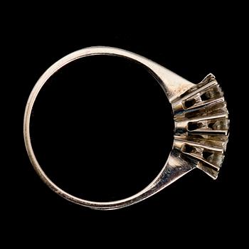 RING, 18 k vitguld, 3 briljantslipade diamanter tot 0.39 ct.