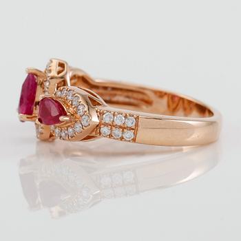 RING, 18K guld, diamanter tot ca 0.43 ct. och rubiner tot ca 0.92 ct.