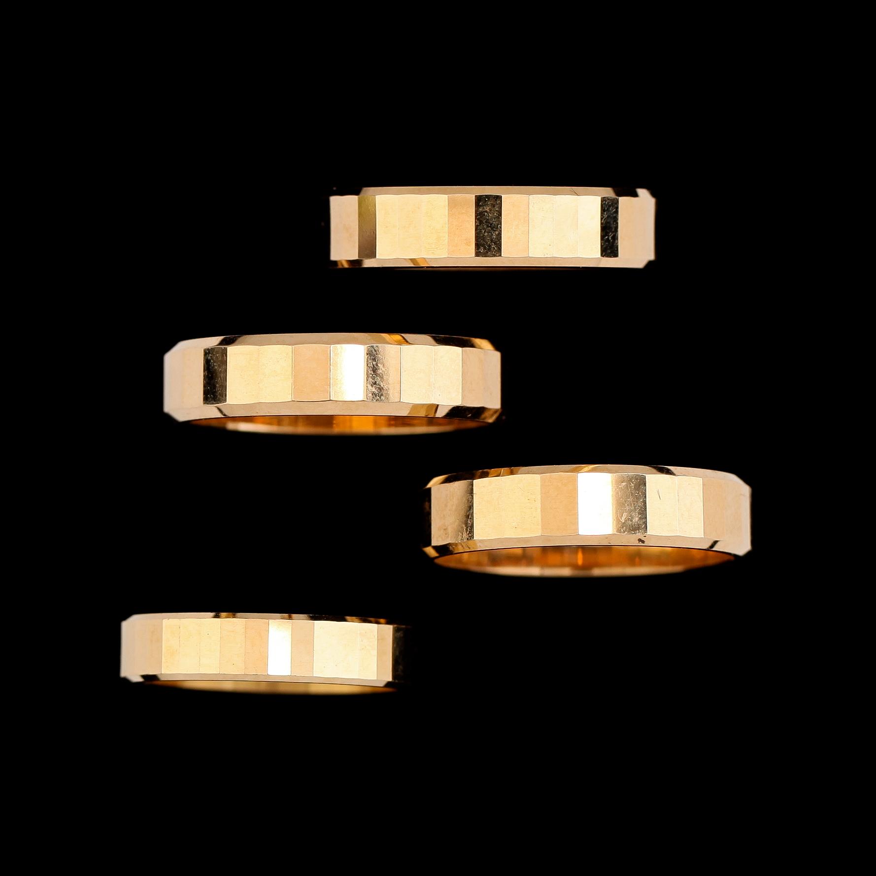 RINGAR, 4 st snarlika, 18 k guld, 1970-tal. Vikt ca 19 gram.