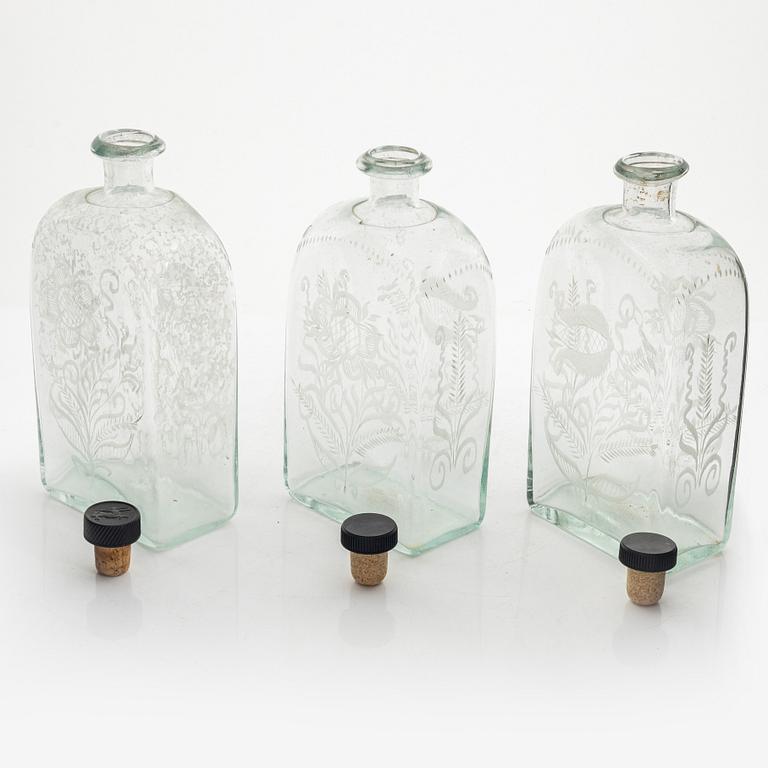 Brännvinsflaskor, 3 st, i schatull, Cederbergs Glasbruk, 1800-talets första hälft.