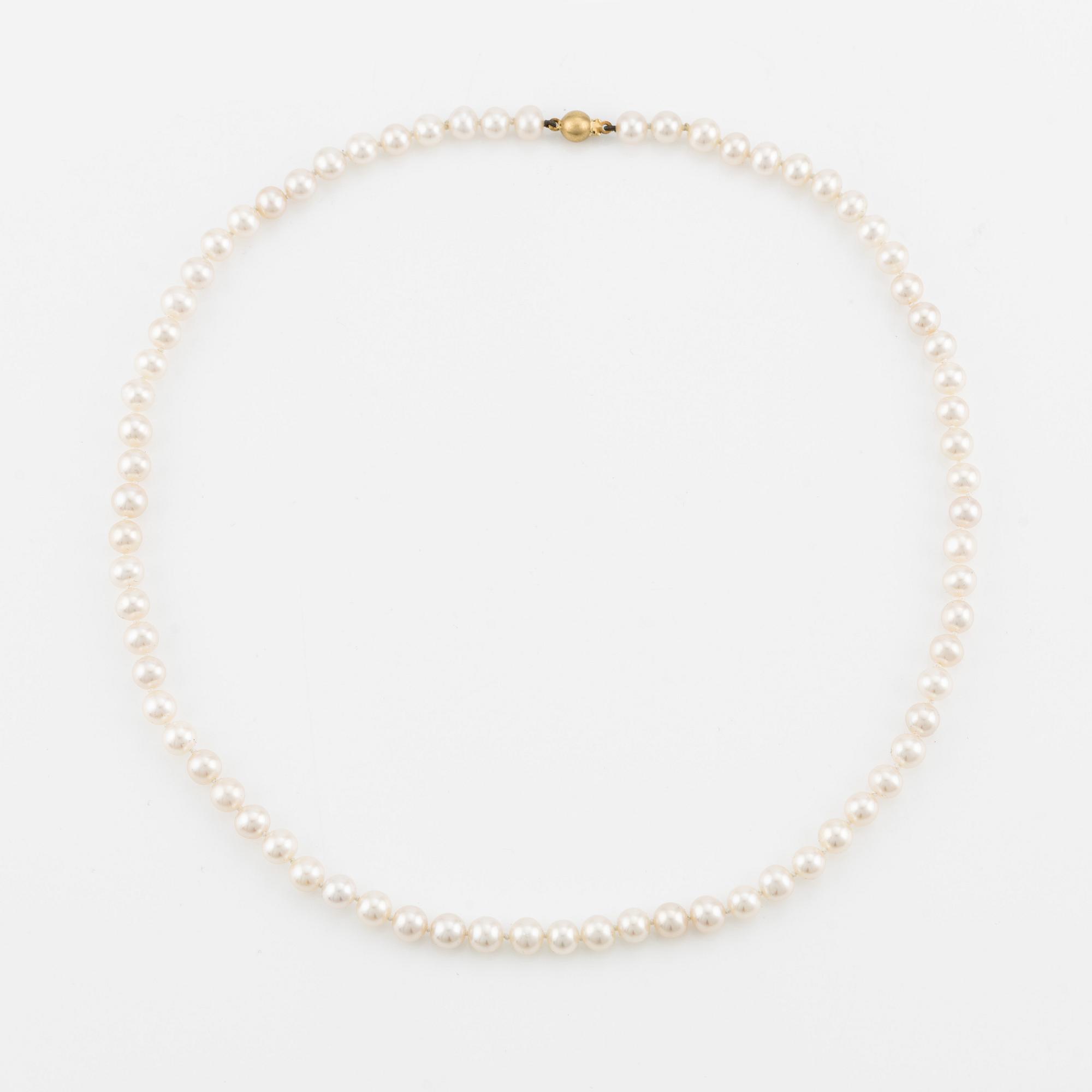 Pearl necklace, cultured pearls, 18K gold clasp.