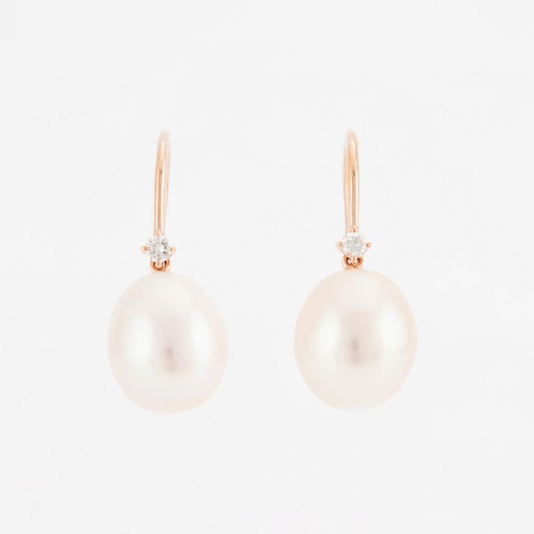 Earrings in 18K rose gold with cultured freshwater pearls and brilliant-cut diamonds.