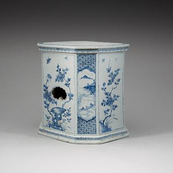 A rare large blue and white plinth/garden seat, Qing dynasty, Kangxi (1662-1722).