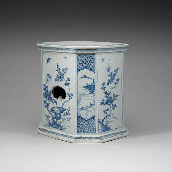 PALL/PIDESTAL, porslin. Qingdynastin, Kangxi (1662-1722).