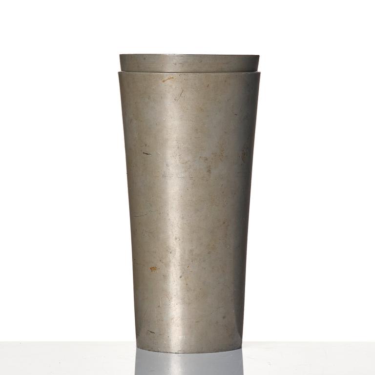 Björn Trägårdh, a pewter cocktail shaker model "A 2090", Firma Svenskt Tenn, Stockholm 1934.