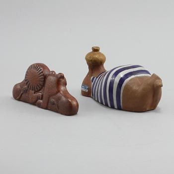 FIGURINER, 2 st, stengods, Lisa Larsson, Gustavsberg, 1900-talets andra hälft.