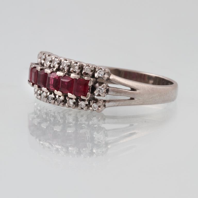 RING, 18K vitguld med 6 carréslipade rubiner och 20 åttkantslipade diamanter, engelska stämplar. Vikt 4,8 gram.