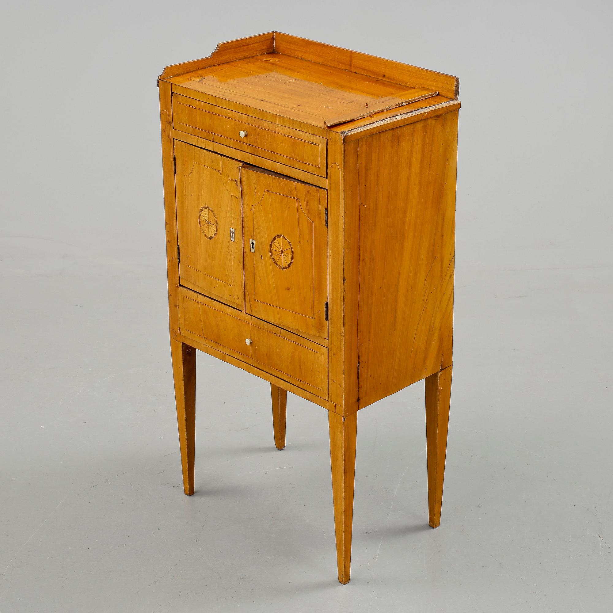 POTTSKÅP, Karl-Johan/sengustavianskt, tidigt 1800-tal.