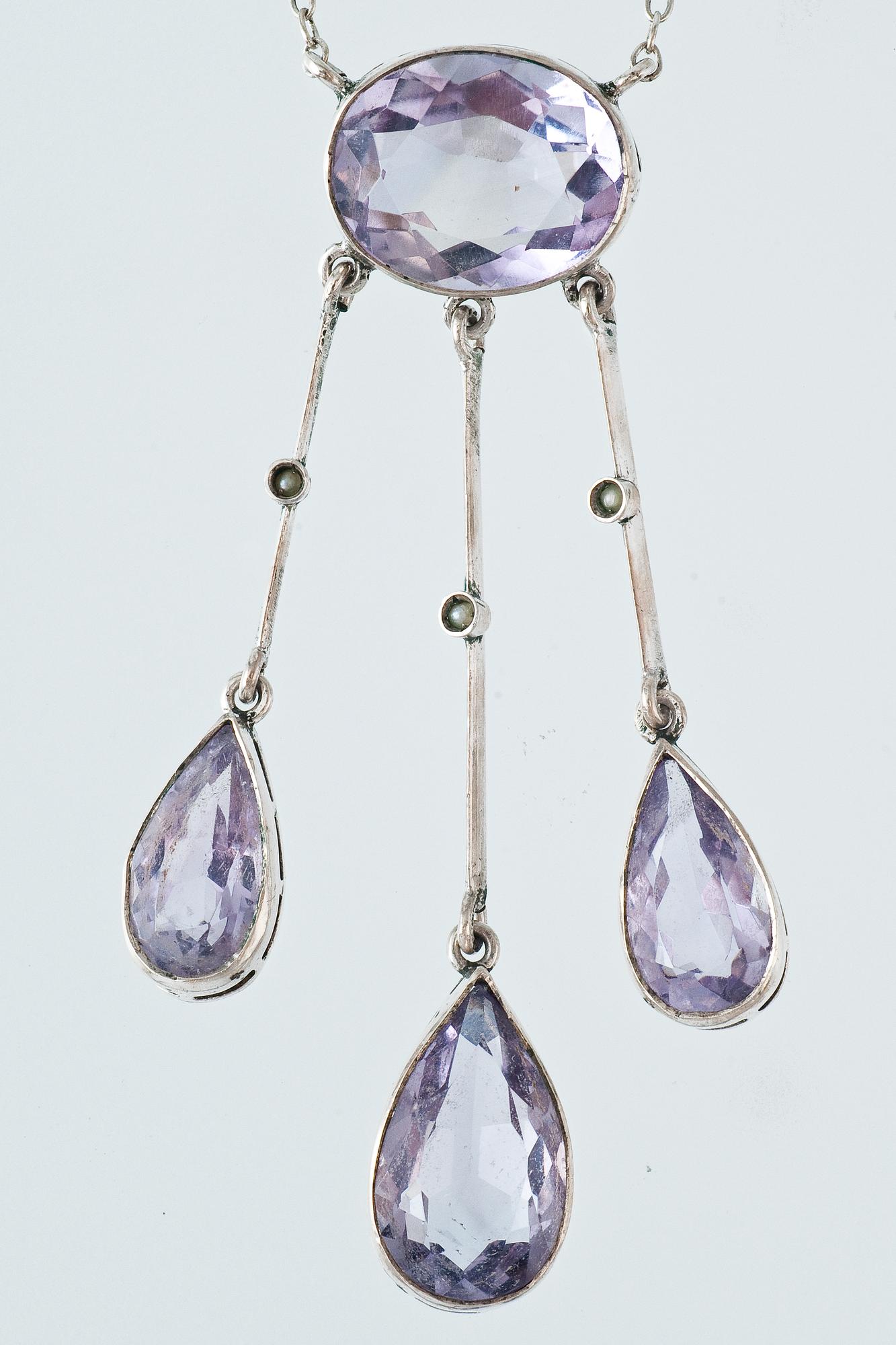 AN AMETHYST NECKLACE.