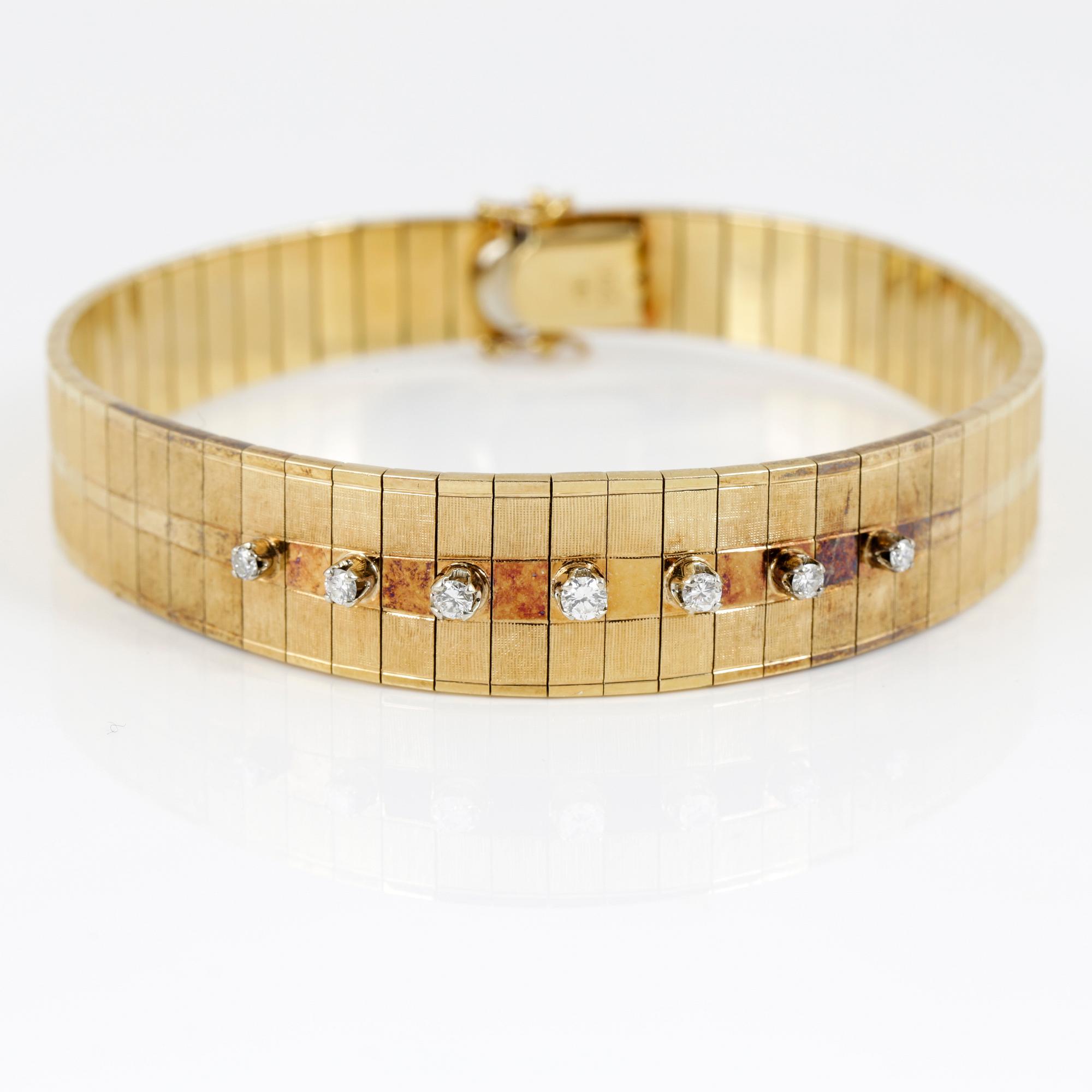 ARMBAND, guld 18K, sju små diamanter, stämplad CB, Europa 1900-talets andra hälft. Vikt ca 40 gram.