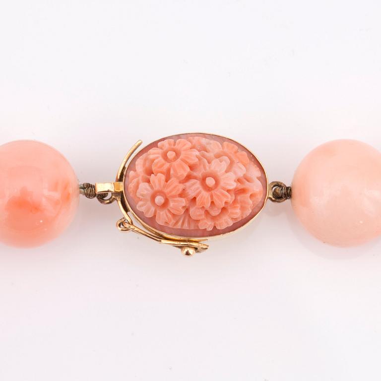 COLLIER med tillhörande ÖRHÄNGEN i ljusrosa korall. Collier doserat 8.4 - 12.4 mm. Örhängen Ø 12.4 mm.