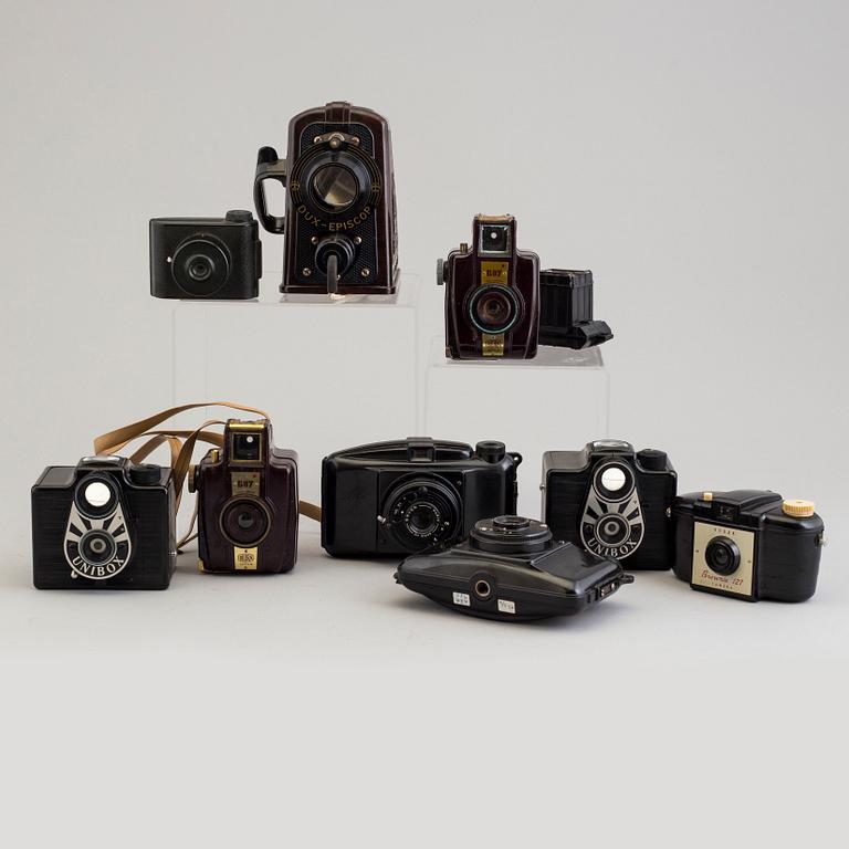 A set of 11 cameras, bakelite and plastic, 20th century.