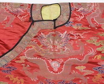 JACKET AND SKIRT, silk. China late Qing. The height of the jacket 110,5 cm, the skirt 96 cm.