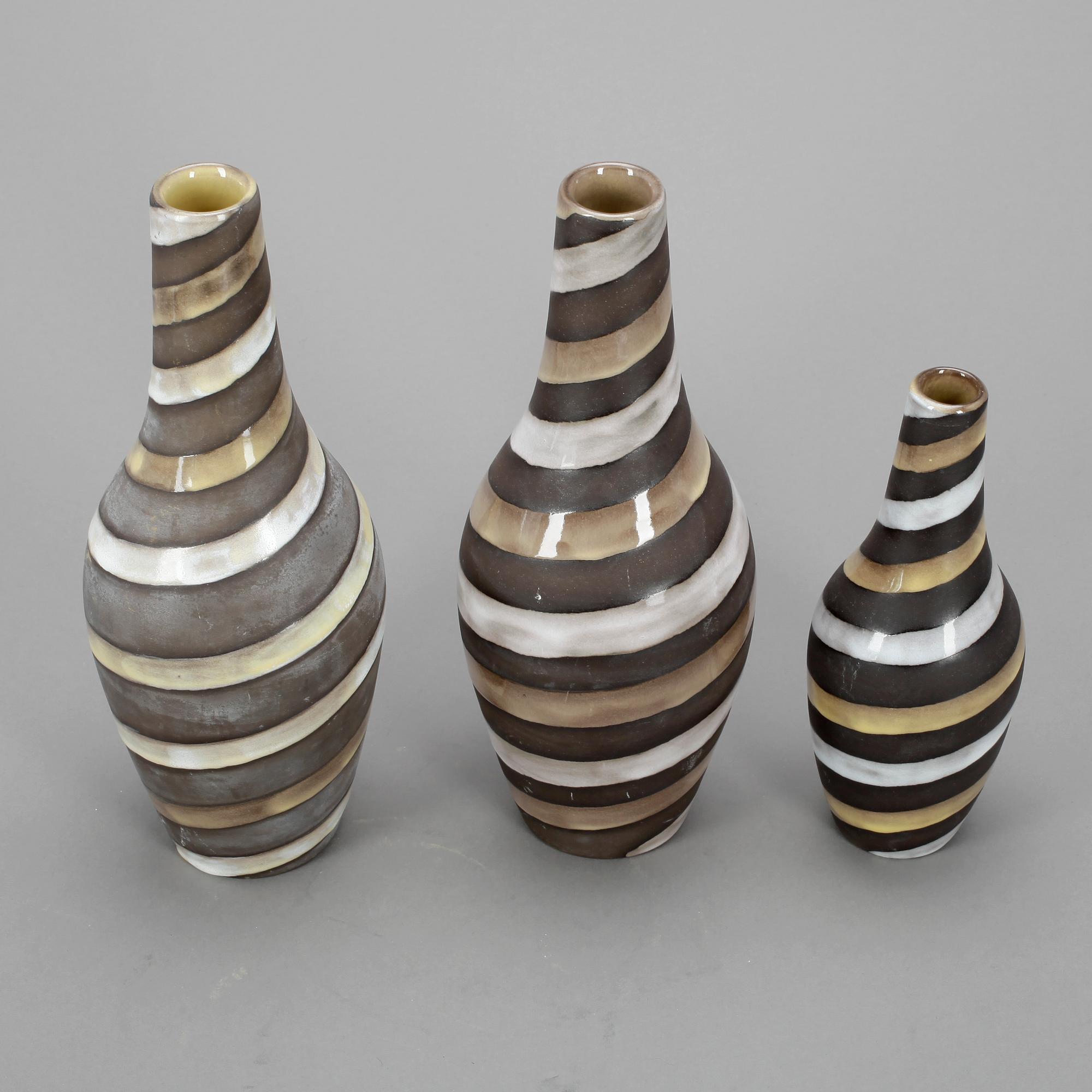 VASER, 3 st, stengods, "Spiral" Ingrid Atterberg Uppsala Ekeby.