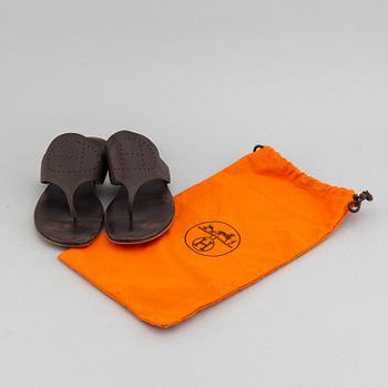 Hermès, a pair of leather sandals, size 39.
