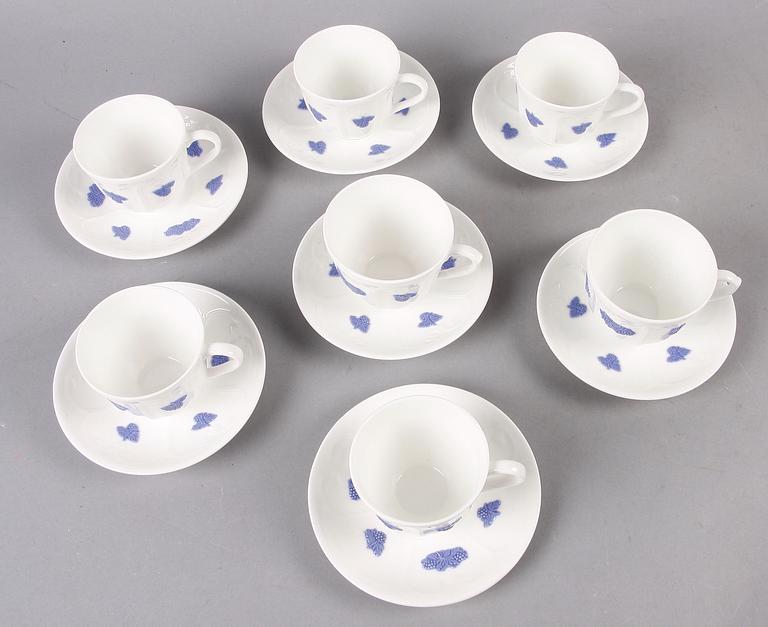 KAFFE- samt TEKOPPAR med FAT, 7 st, benporslin, "Blå Blom" Gustavsberg.