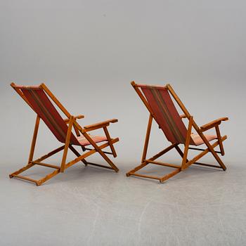 A pair of second half of the 20th century beachchairs.