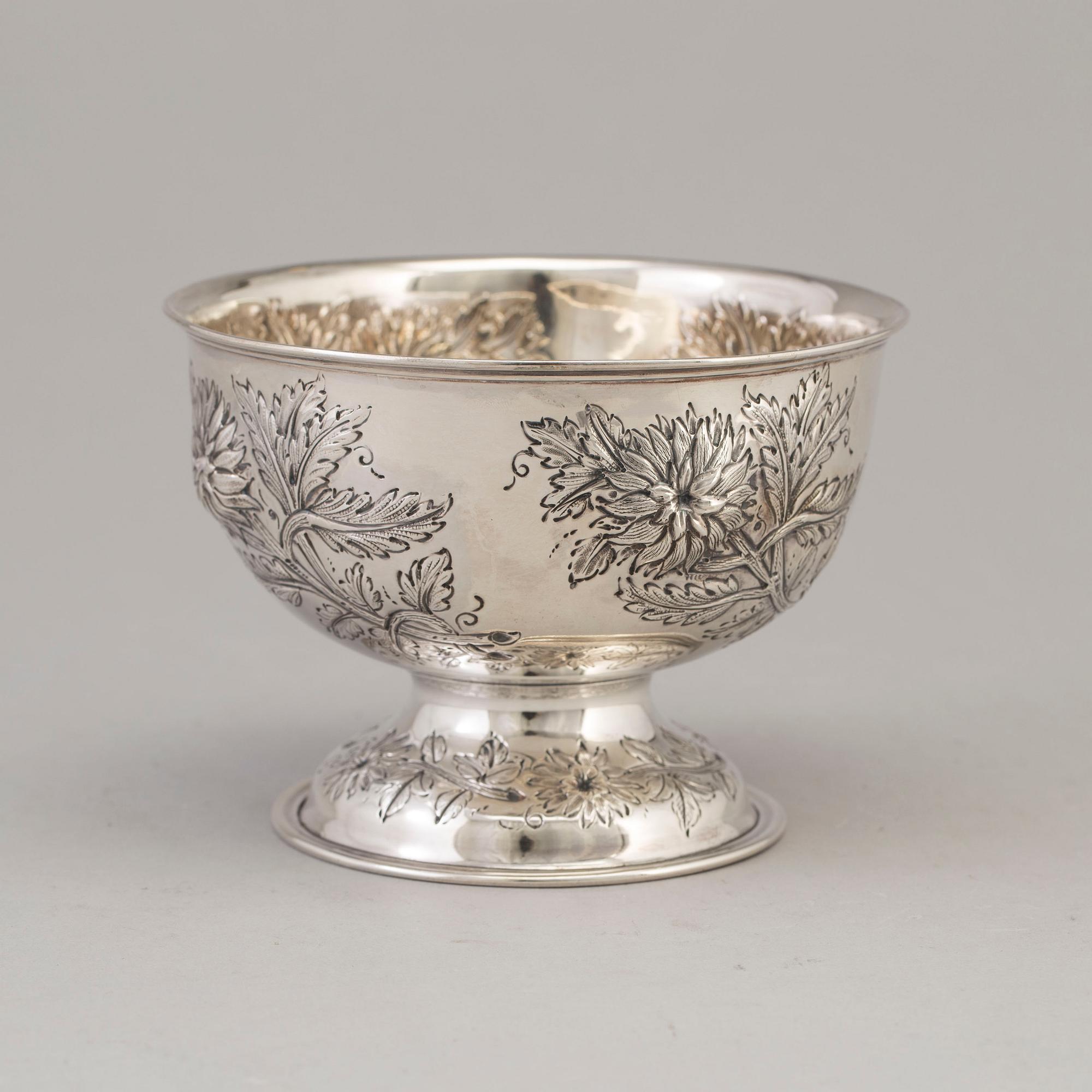 A footed silver bowl decorated with flowers, maker's mark Mappin & Webb. London 1904.