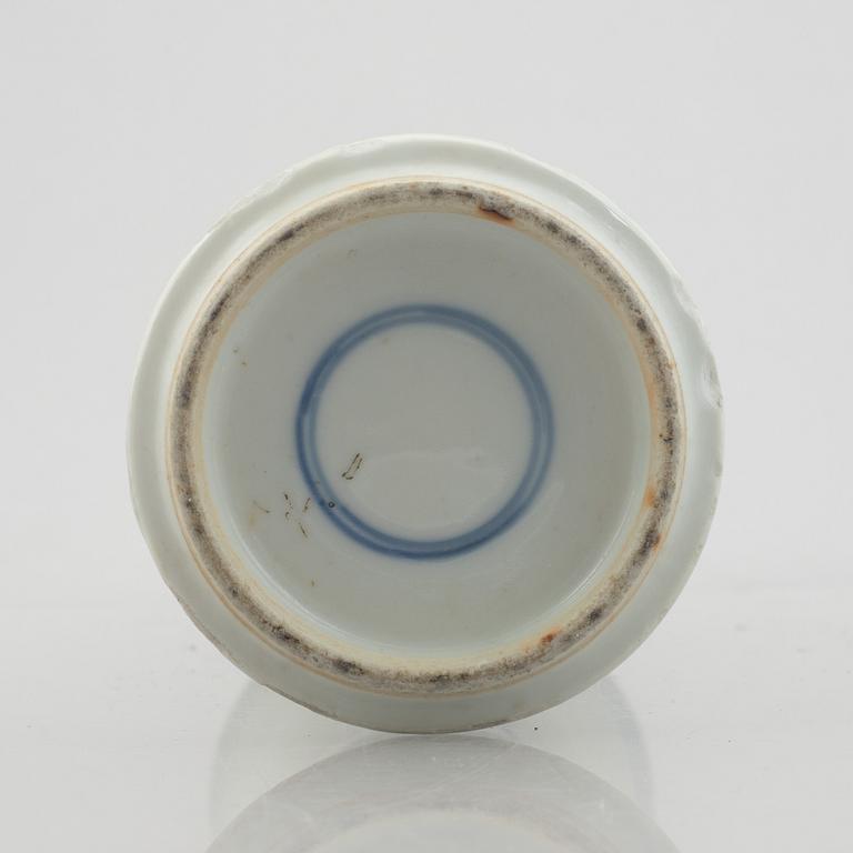 A blue and white porcelain vase and a pair of bowls, China, 19th-20th century.