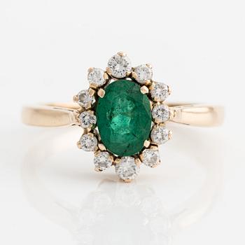 Carmoséring 18K guld med en smaragd och runda briljantslipade diamanter.