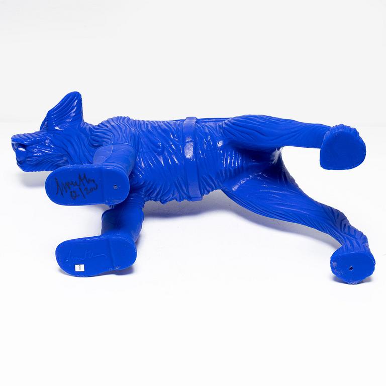 William Sweetlove, "Cloned Schnauzer with water bottle". (Blue).