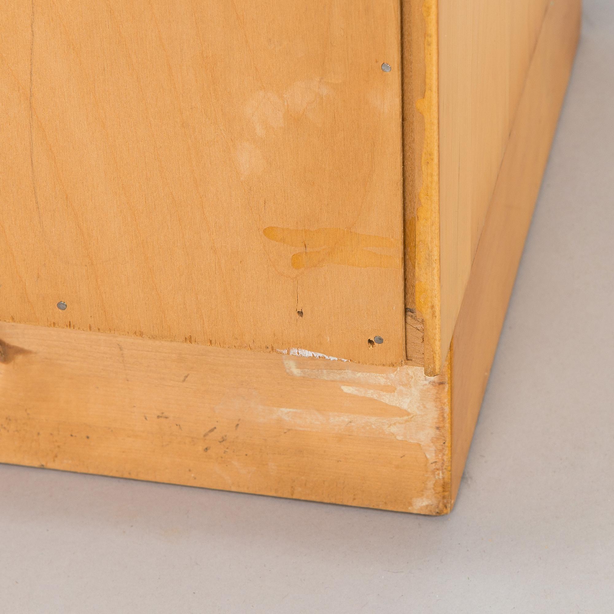 Aino Aalto, kirjahylly /kirjakaappi,  malli 408, O.Y. Huonekalu- ja Rakennustyötehdas A.B, 1950-luvun alku.