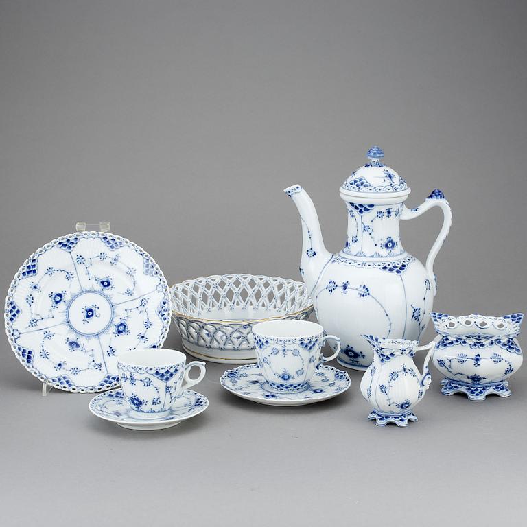KAFFESERVISDELAR, 24 st, porslin, "Musselmalet", Royal Copenhagen, 1900-talets andra hälft.