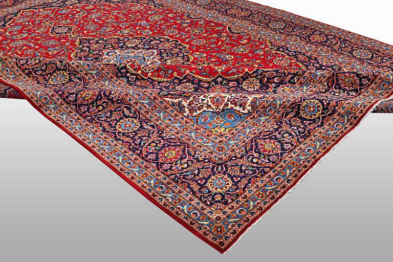 A carpet, Kashan, ca 420 x 305 cm.