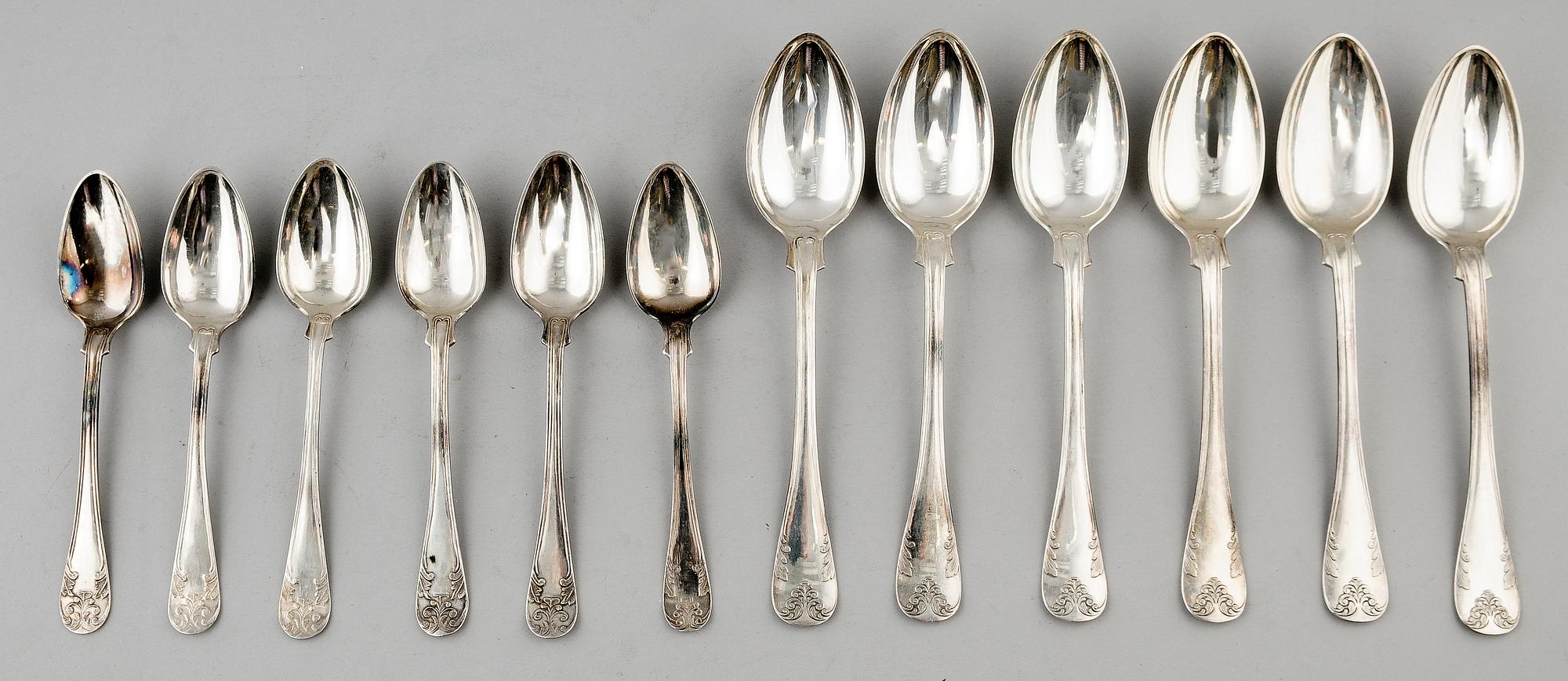 DESSERTSKEDAR, 6 st, samt TESKEDAR, 6 st, snarlika, silver, 1800-tal. Vikt ca 333 g.