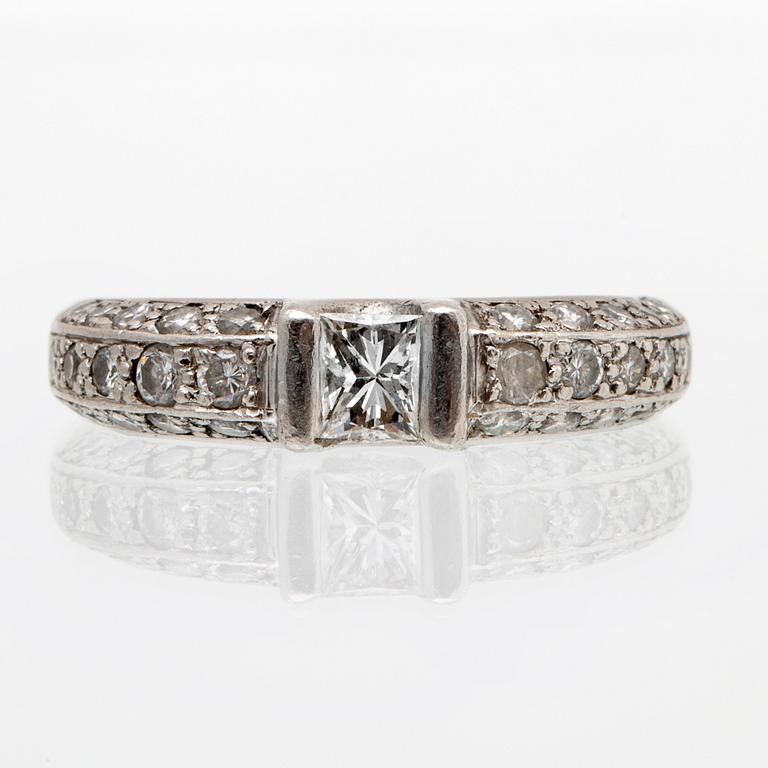 Ring 18K vitguld, 1 princesslipad diamant 0,31 ct och briljanter 0,50 ct ingraverat, storlek 16/50
¨.