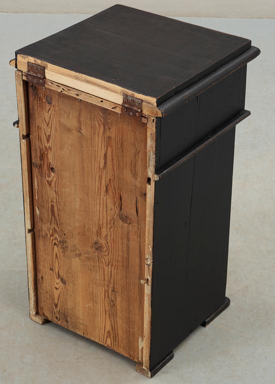 POTTSKÅP, nyrenässans, omkring 1900.