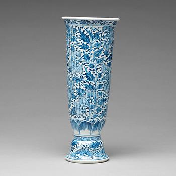 A blue and white vase, Qing dynasty, Kangxi (1662-1722).