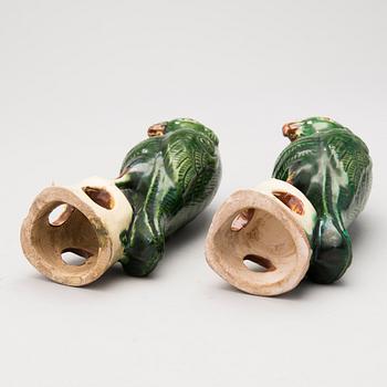 A pair of 19th Century parrot figurines in porcelain, China.