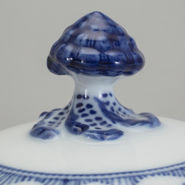 SERVISDELAR, 6 delar, "Musselmalet", Royal Copenhagen, 1900-talets andra hälft.