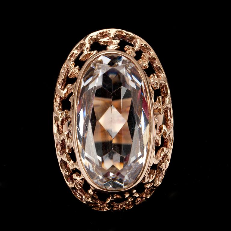 RING, guld 14K, syntetisk spinell, Pekka I Aulin, Åbo 1972. Vikt 9 g.