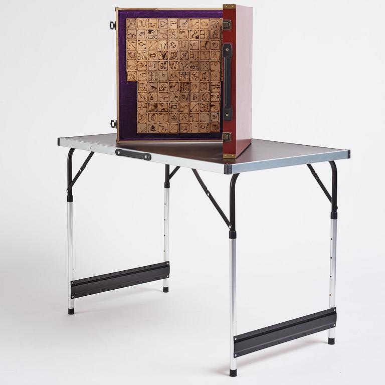 Ryan Siegan Smith. Utförd 2013. Blandteknik, trälåda, sammet, individuellt brända träklossar, ihopfällbart bord.