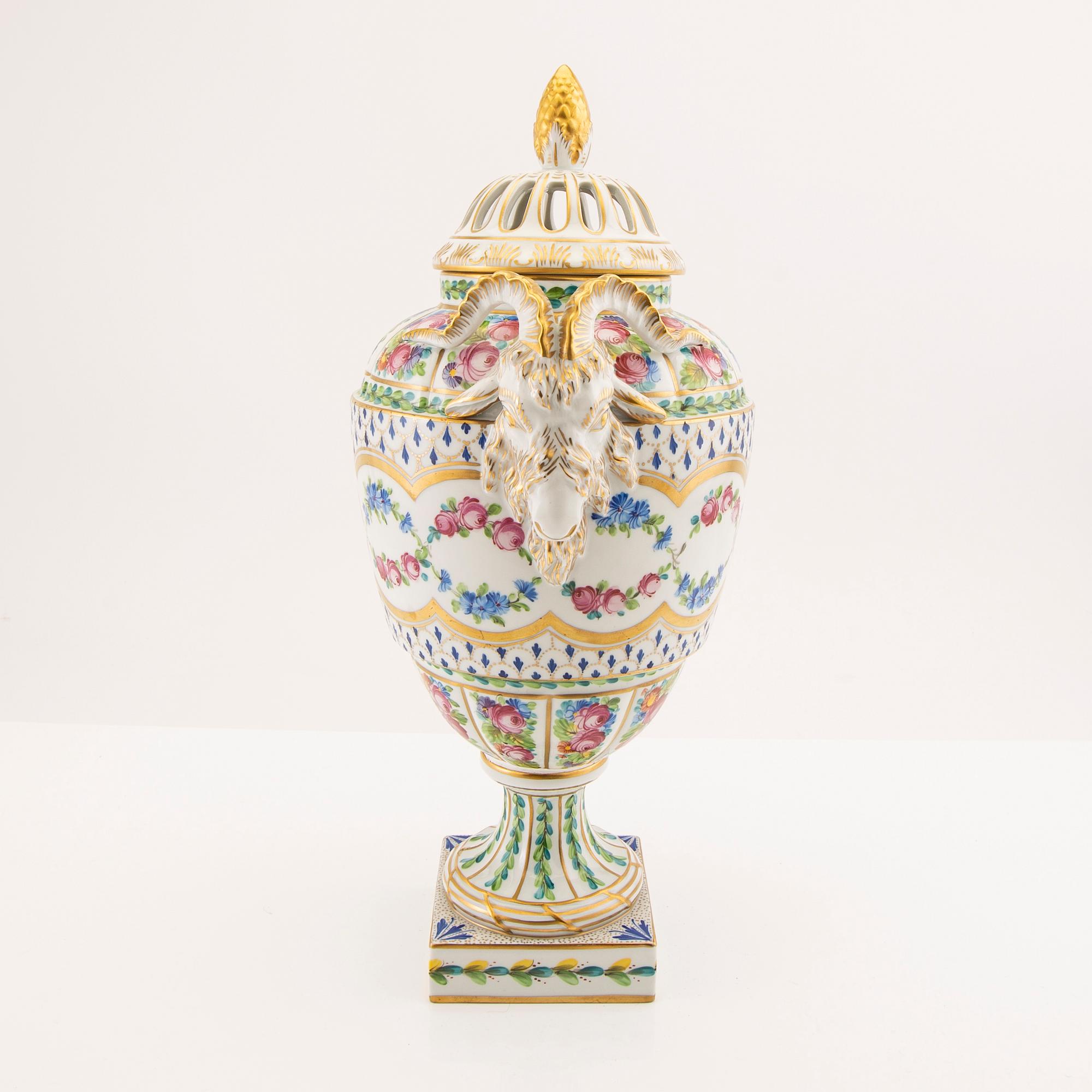 Potpourri urn Dresden, porcelain from the second half of the 20th century.