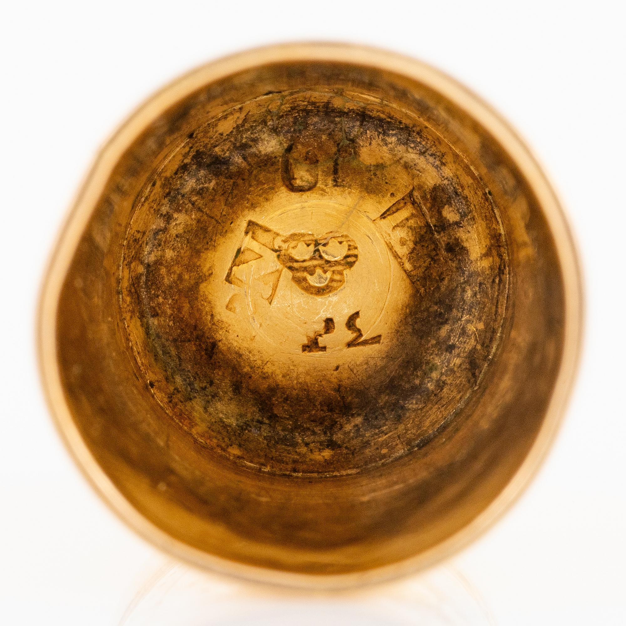 An 18K gold and carnelian thimble.