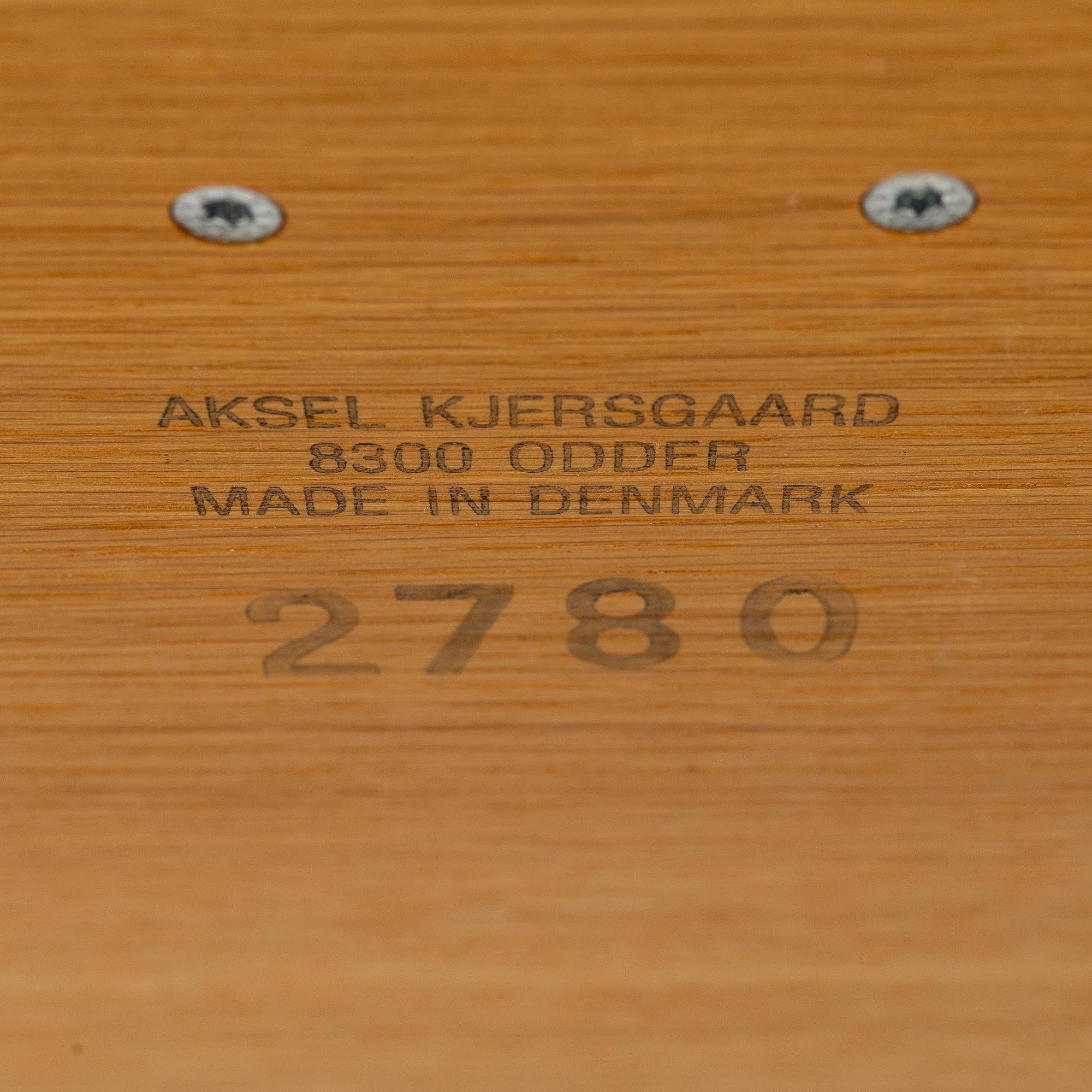 Nissen & Gehl, vitrinskåp, "AK 2780-2782", Naver Collection.