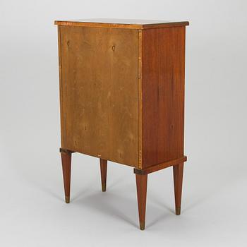 Skåp, 1900-talets mitt.