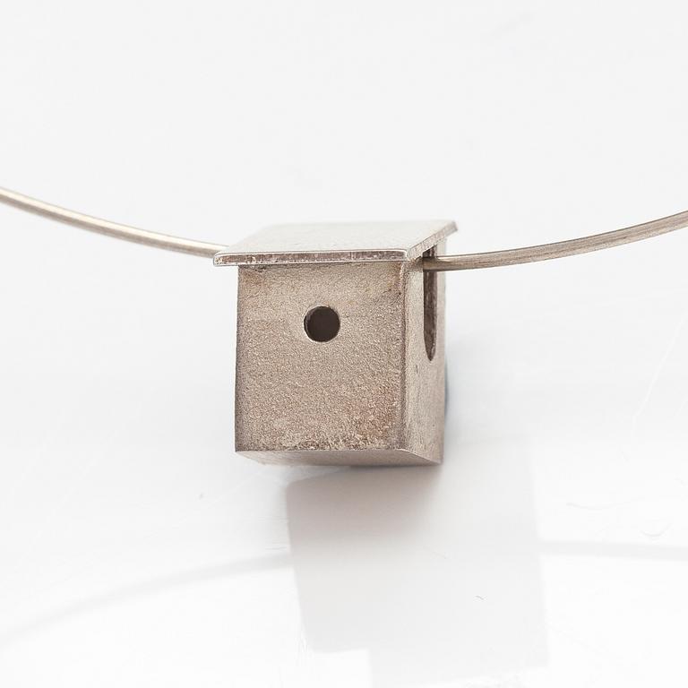 Pekka Piekäinen, Halsband "Fågelbo", sterlingsilver. Platinoro, Åbo 1999.