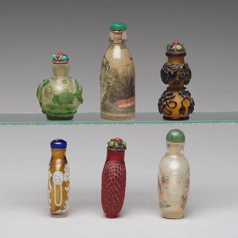 A group of six glass Chinese snuff bottles, Qing dynasty and 20th Century.